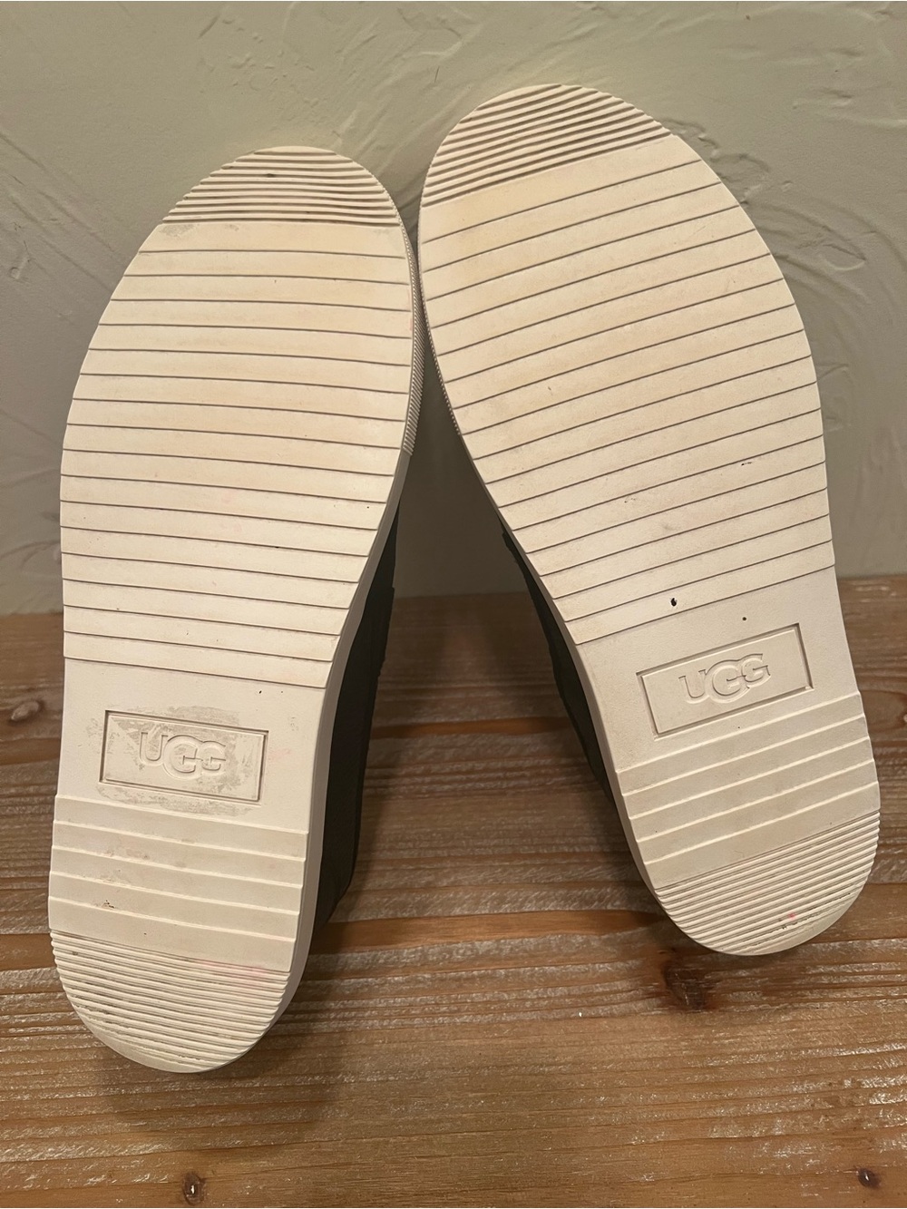 UGG Alameda Women’s Black Leather Slip-On Sneakers with White Sole Size 8 - Picture 8 of 8